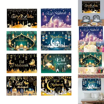 На фона на празника Ейд Мубарак с модел на замък във формата на Луната и звездите, аксесоари за украса на парти в чест на празника Рамадан Карим, на фона на входа